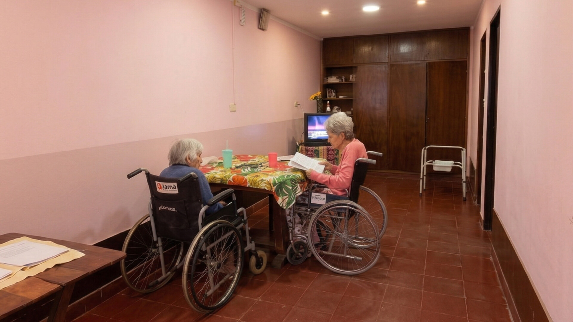 Residentes en sala de TV
